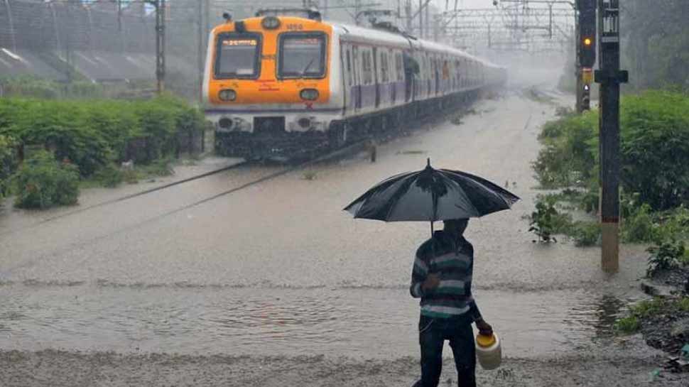 मुंबई: ट्रैक पर फंसी महालक्ष्मी एक्सप्रेस, महाराष्ट्र सरकार ने ली एयरफोर्स की मदद