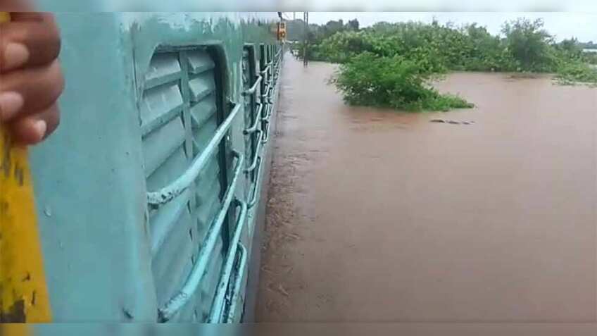 6 फुट पानी में फंसी ट्रेन, सैकड़ों यात्रियों की जान पर आफत, 1 दर्जन फ्लाइट कैंसिल