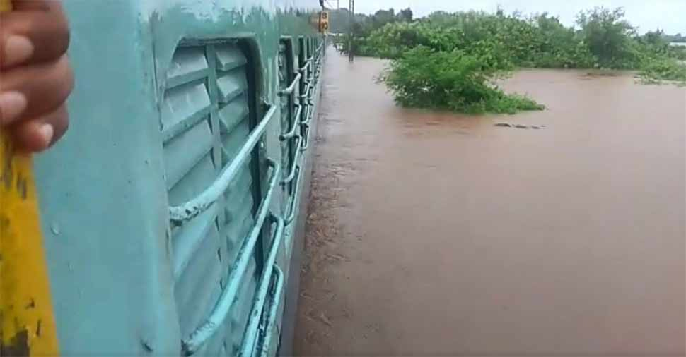 6 फुट पानी में फंसी ट्रेन, सैकड़ों यात्रियों की जान पर आफत, 1 दर्जन फ्लाइट कैंसिल