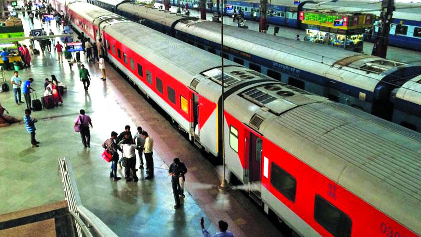 इंडियन रेलवे में होगी सबसे बड़ी छंटनी, 3 लाख कर्मचारियों की जा सकती है नौकरी