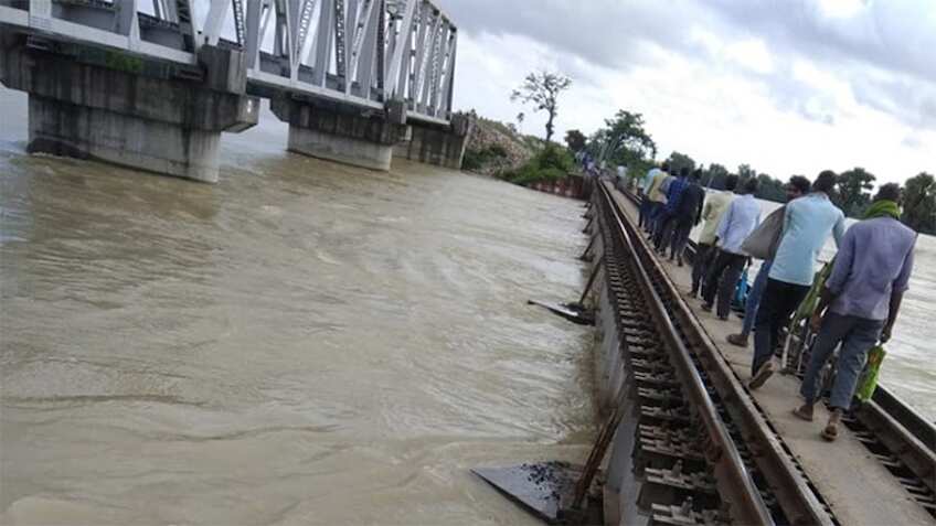 दिल्ली, मुंबई-कोलकाता के Rail यात्री सावधान! बिहार में रेल पटरी पानी में डूबी