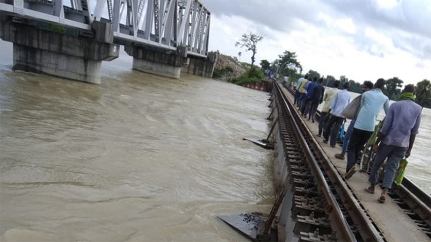 दिल्ली, मुंबई-कोलकाता के Rail यात्री सावधान! बिहार में रेल पटरी पानी में डूबी