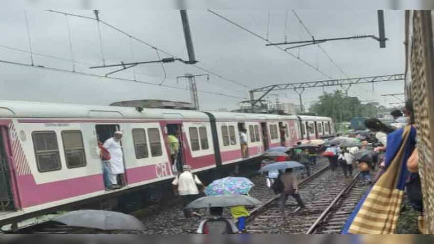 मुंबई में भारी बारिश से ट्रेनें रुकीं, यात्री स्‍टेशन पर फंसे
