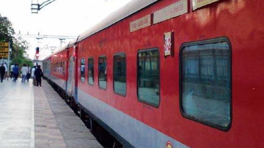 ट्रेन में तबियत खराब हो तो घबराने की जरूरत नहीं, रेलवे देता है ये सुविधा