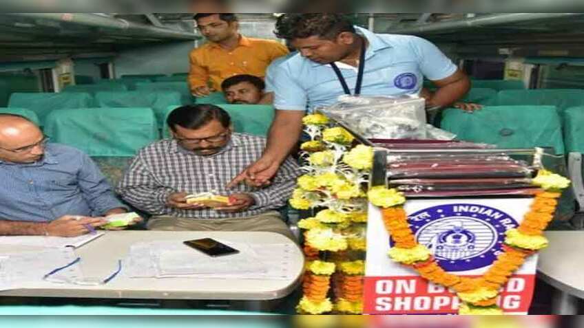 भारतीय रेलवे ने 'Shopping on Wheels' सुविधा शुरू की, ट्रेन में बैठे हुए भी कर सकेंगे शॉपिंग  