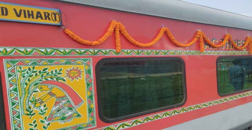 रेलवे ने विक्रमशिला एक्सप्रेस का रंगरूप बदला, यहां देखें कितनी खूबसूरत हो गई ये ट्रेन