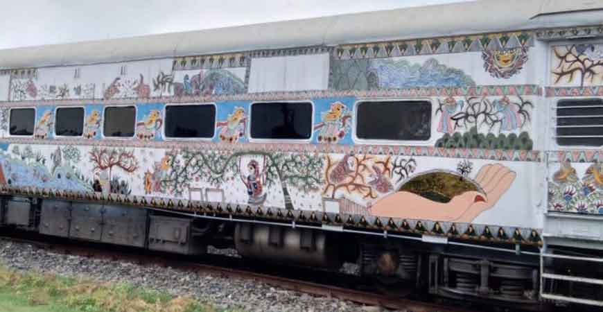 कुल 100 कोच को मधुबनी पेंटिंग से सजाया जा रहा है 