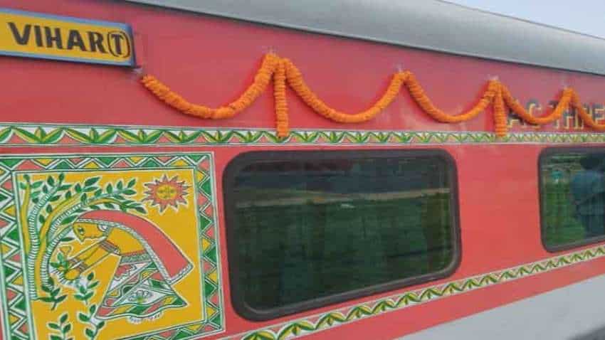 विक्रमशिला एक्सप्रेस को मंजूषा आर्ट से सजाया गया