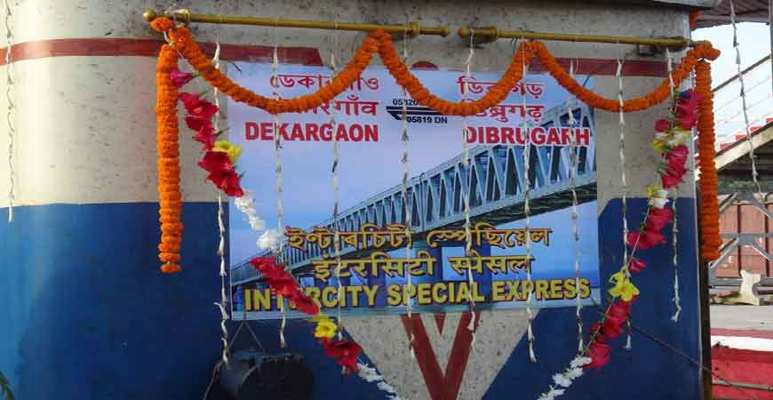 वापसी में ये ट्रेन डिब्रुगढ़ से दोपहर 3.00 बजे चलेगी
