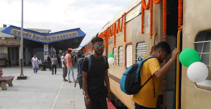 इन ट्रेनों को चलाए जाने की जानकारी खुद रेल मंत्री पियूष गोयल ने दी 