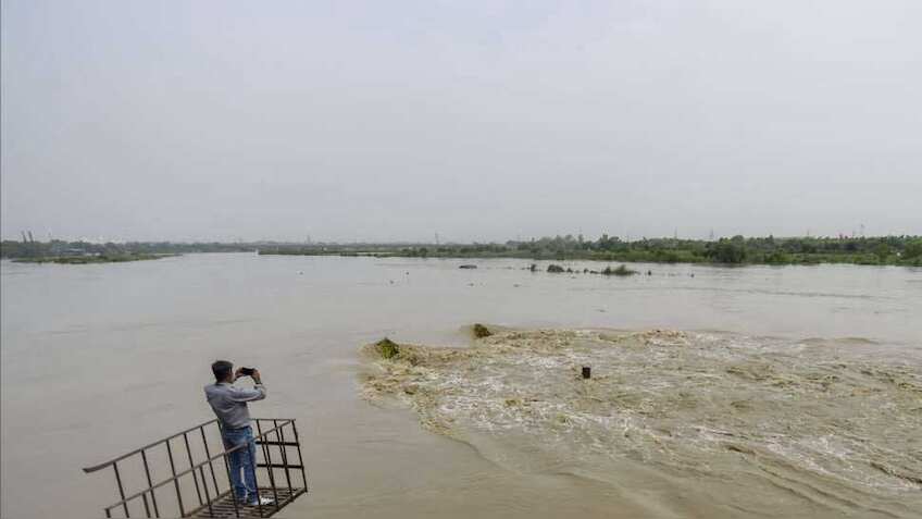 खतरे के निशान के करीब पहुंचा यमुना का पानी, सरकार ने जारी की ये चेतावनी 