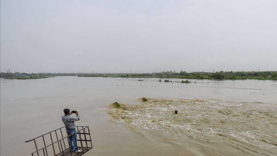खतरे के निशान के करीब पहुंचा यमुना का पानी, सरकार ने जारी की ये चेतावनी