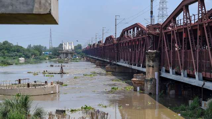 आधे भारत में आज होगी तेज बारिश, पहाड़ों पर आफत से दिल्ली में यमुना उफान पर