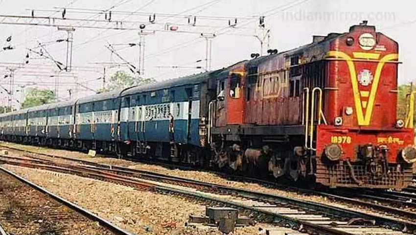 रेलवे स्टेशनों पर बैन होगी पॉलीथिन, मुसाफिरों से पानी की खाली बोतल जमा करने की अपील