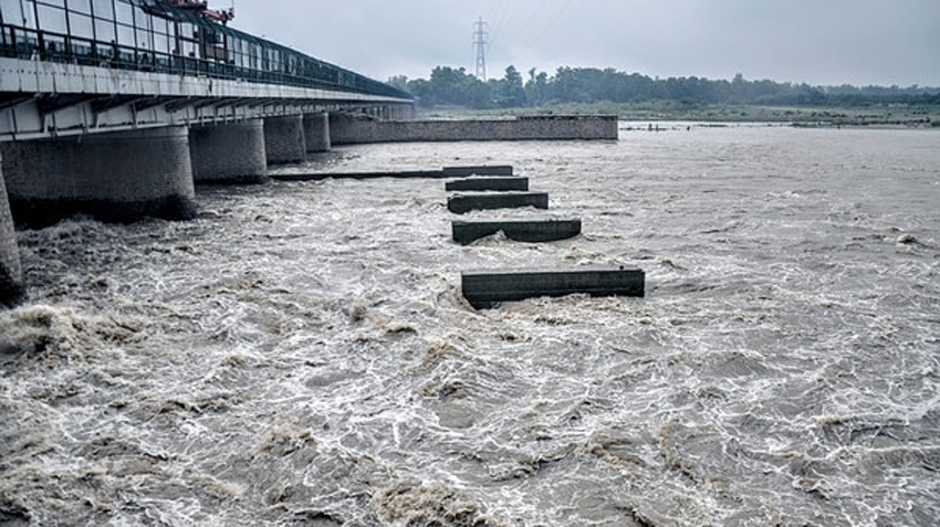 हाई अलर्ट! यमुना उफान पर, दिल्ली से जाने वाली दर्जनों ट्रेनों का रूट बदला