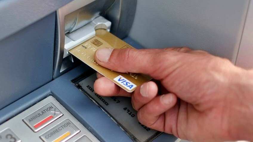 ATM मशीन में अटक जाए कार्ड तो वापस लेने के लिए अपनाएं ये Tips, बिना झंझट होगा काम