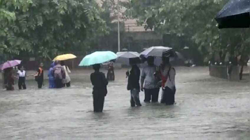 मुंबई में दूसरे दिन भी भारी बारिश, ऑरेंज अलर्ट जारी, स्कूल बंद रखने के आदेश