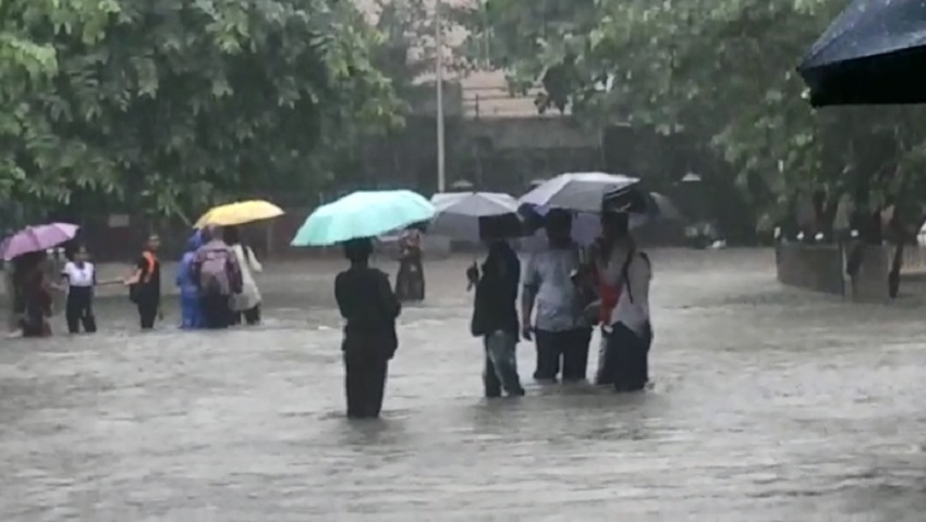 मुंबई में दूसरे दिन भी भारी बारिश, ऑरेंज अलर्ट जारी, स्कूल बंद रखने के आदेश