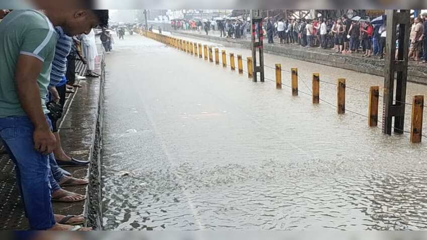 मुंबई में भारी बारिश से ट्रेनों पर पड़ा असर, कई ट्रेनें हुई कैंसिल, कुछ का टाइम बदला