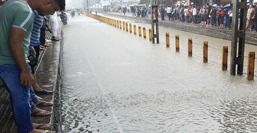 मुंबई में भारी बारिश से ट्रेनों पर पड़ा असर, कई ट्रेनें हुई कैंसिल, कुछ का टाइम बदला