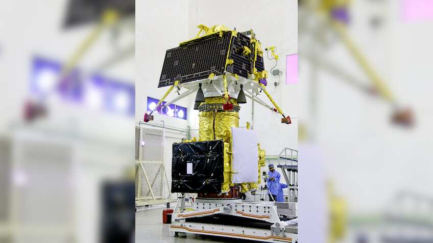 Chandrama पर रहस्‍य ढूंढने पहुंचे भारत के 'नील आर्मस्‍ट्रॉन्‍ग', साथी से यह पूछ रहे सवाल