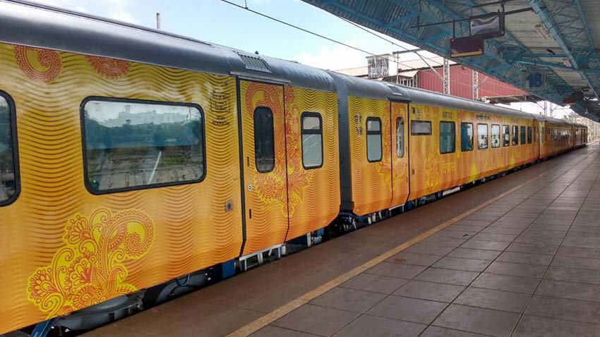लेट हुई Tejas Express तो आपको मिलेगा रिफंड, IRCTC ने पैसेंजर्स के लिए निकाला ऑफर!