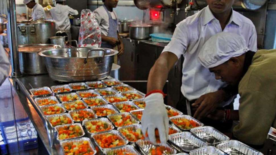 नवरात्रि में ट्रेनों में मिलेगा व्रत वाला खाना, यहां देखें क्या है स्कीम