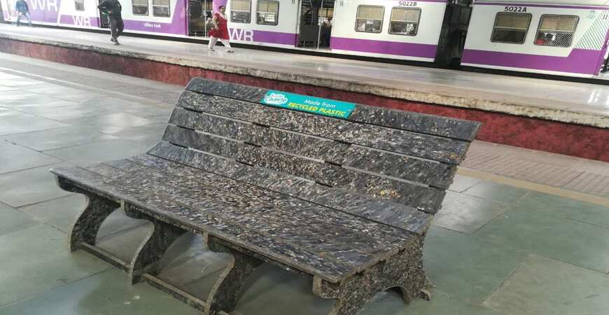 पश्चिम रेलवे ने चर्चगेट रेलवे स्टेशन पर रीसाइकिल प्लास्टिक से बनी हुई 3 बेंच लगाई हैं