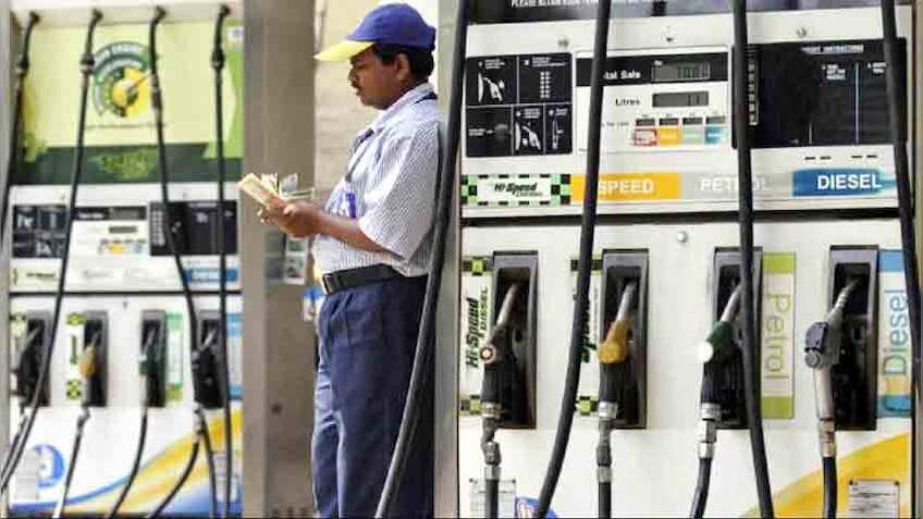 Petrol और Diesel की कीमतों में भारी कमी, जानें आज क्या है भाव