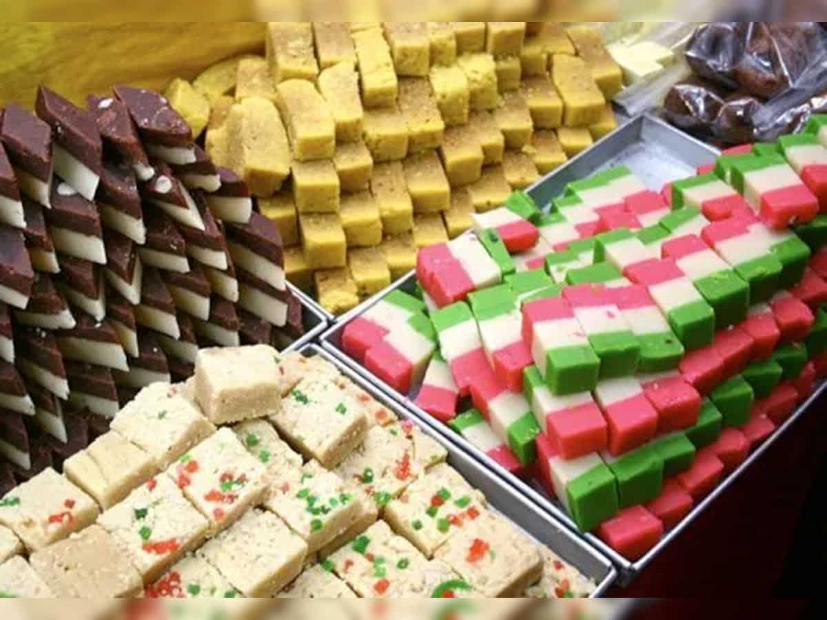 मिलावटी मिठाई से सावधान! दिवाली में सेहत खराब करने पहुंचा नकली छेना और खोया  | Zee Business Hindi