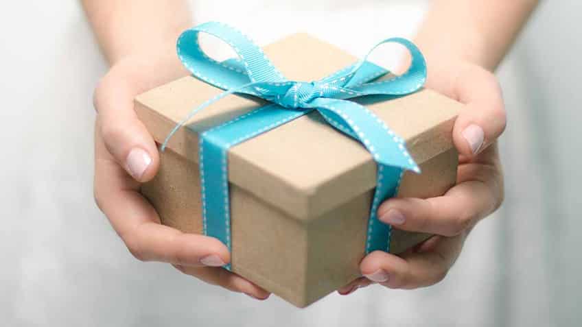 दिवाली पर बचें महंगे गिफ्ट के लेनदेन से, देना पड़ सकता है टैक्स