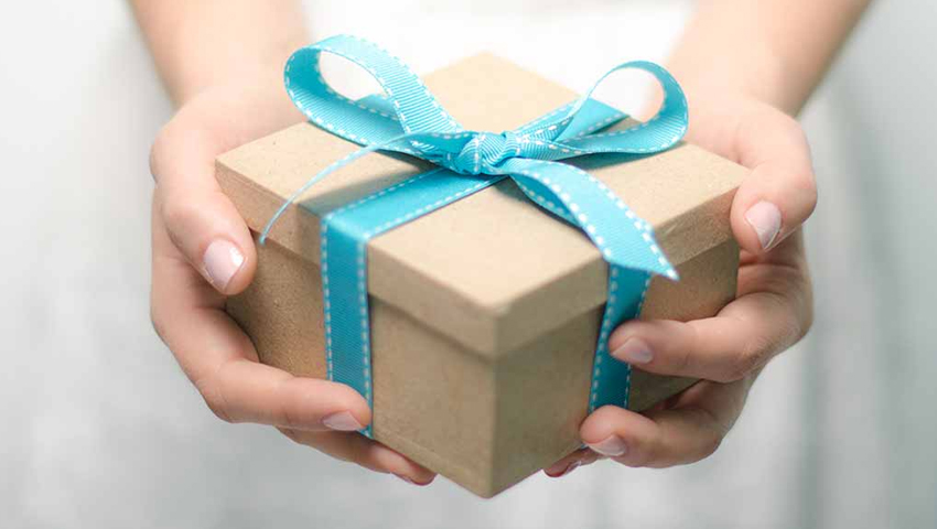 दिवाली पर बचें महंगे गिफ्ट के लेनदेन से, देना पड़ सकता है टैक्स