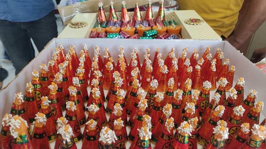 इस दिवाली पटाखे जलाएं नहीं बल्कि खाएं, जोधपुर में मीठे पटाखों की धूम 