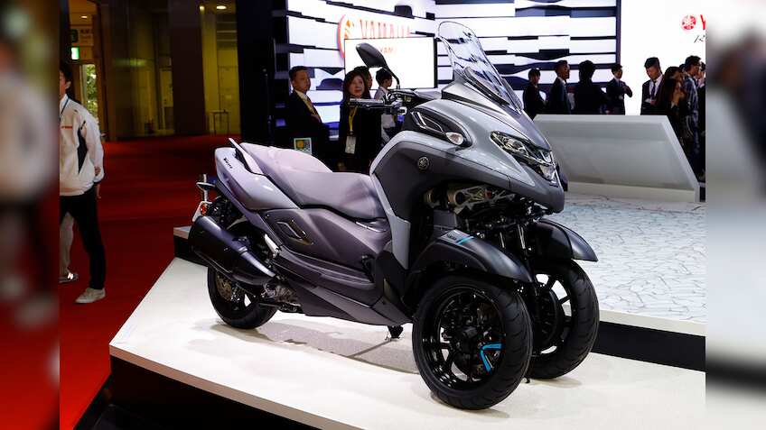 तीन पहियों वाला ये अजूबा स्कूटर लेकर आई YAMAHA, फ्रंट में लगे हैं दो पहिये