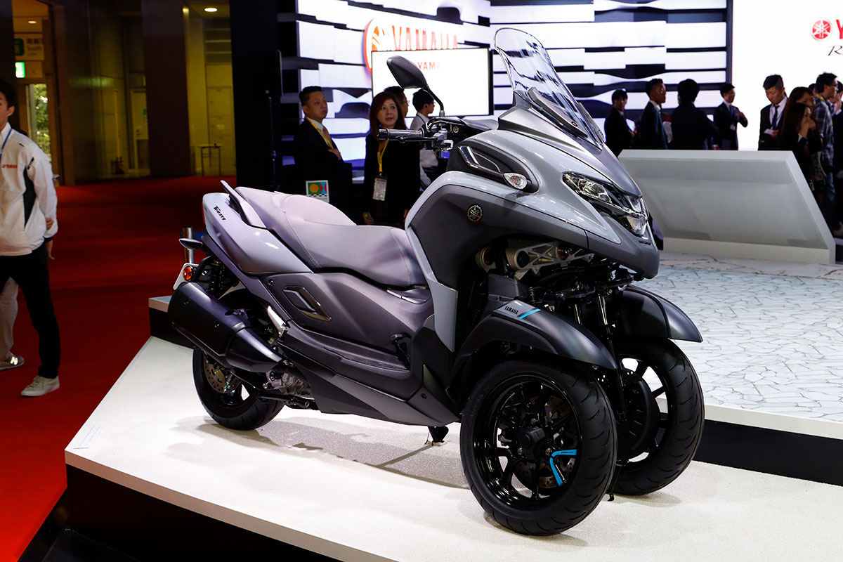 तीन पहियों वाला ये अजूबा स्कूटर लेकर आई YAMAHA, फ्रंट में लगे हैं दो पहिये