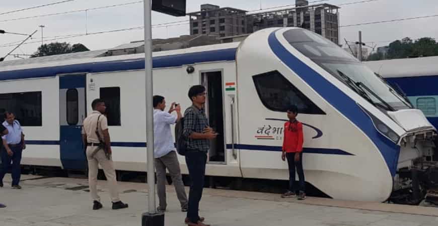 पहली वंदे भारत एक्सप्रेस ट्रेन नई दिल्ली से वाराणसी के बीच चलाई गई 