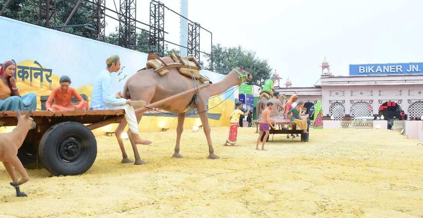 रेलवे ने बीकानेर रेलवे स्टेशन को खूबसूरत झांकियों से सजाया 