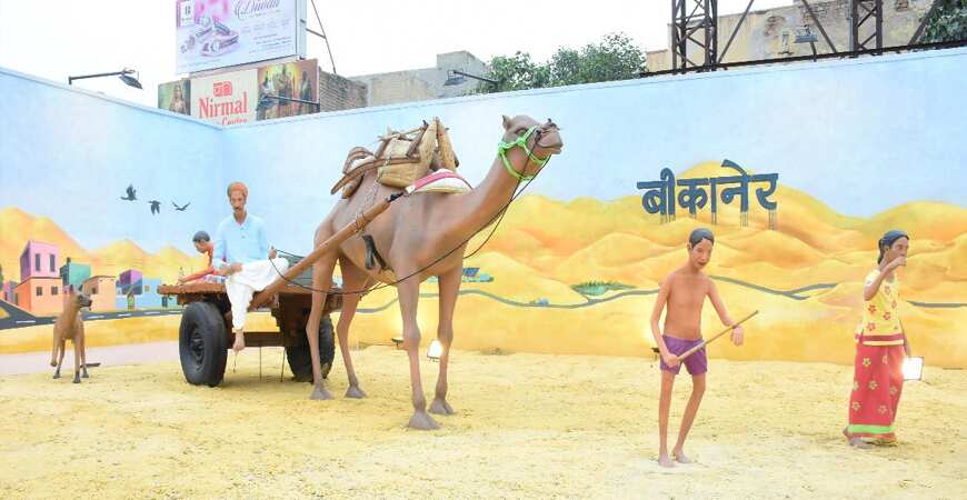 इस शहर में बीकानेर का किला, जैन मंदिर और वैष्णव मंदिर आकर्षण का केंद्र हैं. 