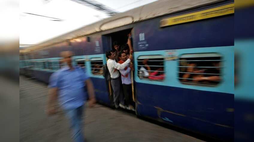 Indian Railways ने 303 ट्रेनों को कर दिया कैंसिल, सफर पर निकलने से पहले यहां चेक करें लिस्ट