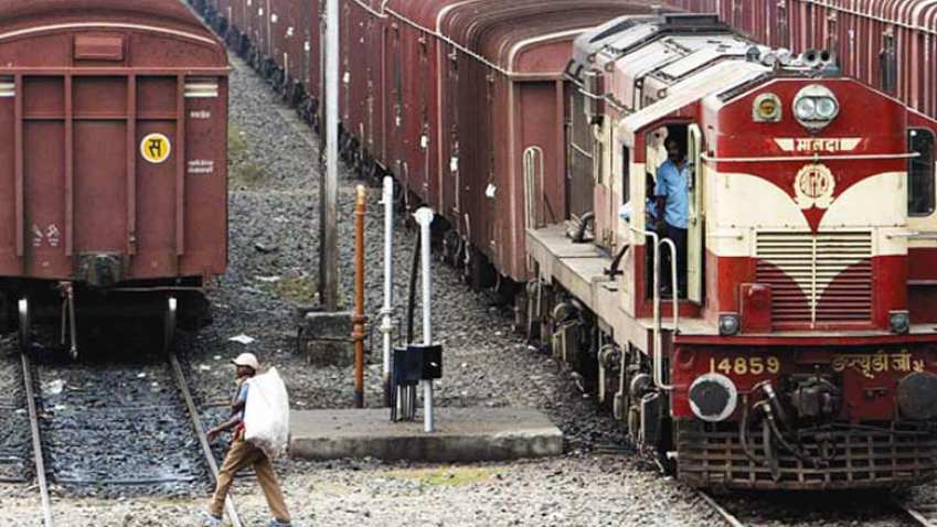 ट्रेन की छत पर यात्रा करना भी अपराध है 