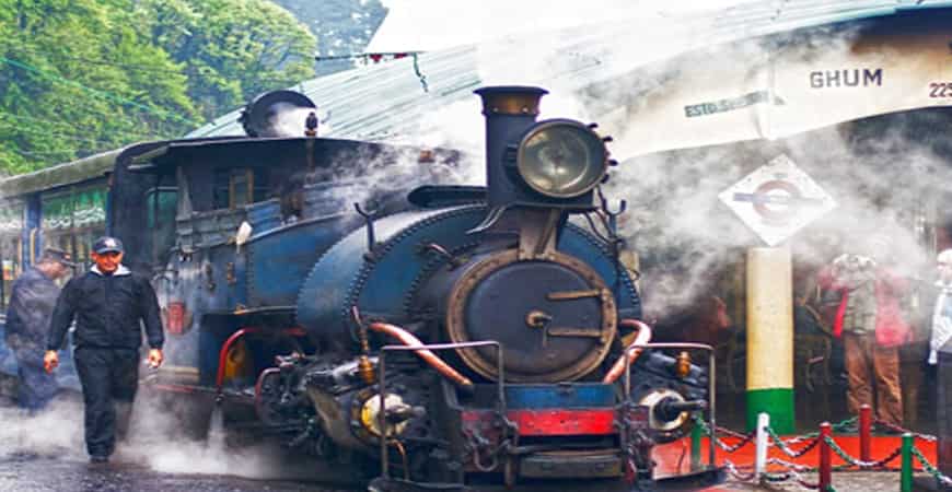 दार्जिलिंग हिमालय रेलवे की शुरुआत 1881 में हुई थी. 