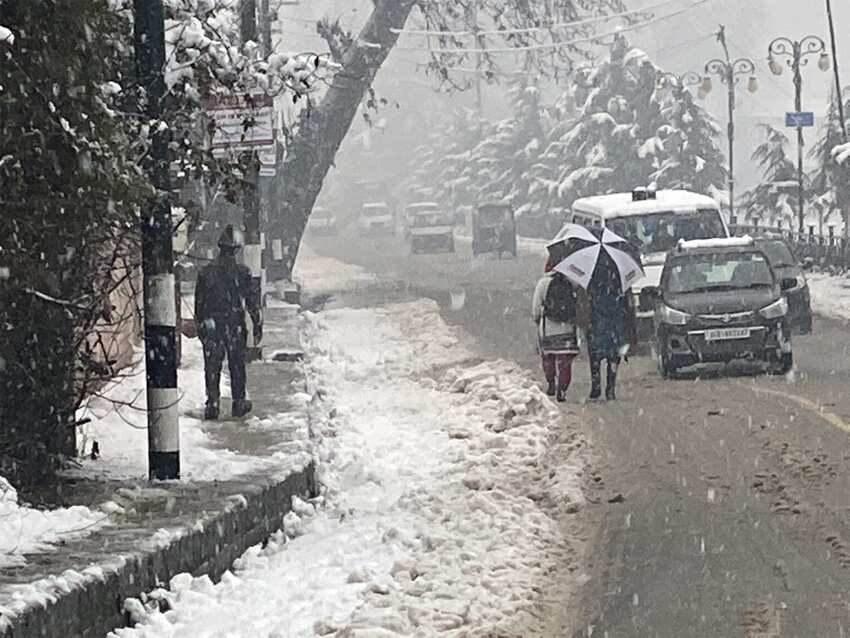 बर्फबारी से पहाड़ पर लगा जाम, IMD ने भारी बारिश और घने कोहरे की चेतावनी दी  | Zee Business Hindi