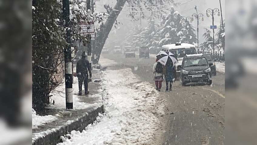 बर्फबारी से पहाड़ पर लगा जाम, IMD ने भारी बारिश और घने कोहरे की चेतावनी दी