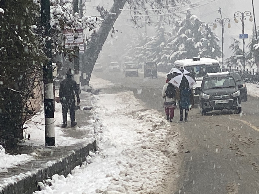 बर्फबारी से पहाड़ पर लगा जाम, IMD ने भारी बारिश और घने कोहरे की चेतावनी दी