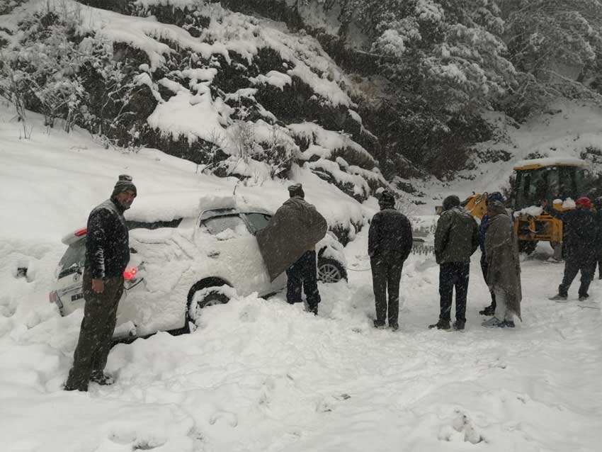 बर्फबारी से कई रास्ते ब्लॉक हो गए 