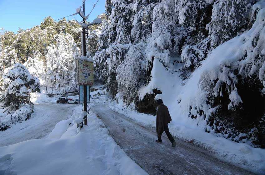 शिमला में भारी बर्फबारी के बाद का नजारा काफी सुंदर लग रहा 