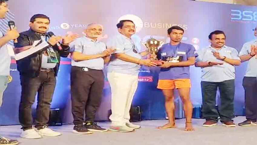 Zee Business BSE Bull run 2020: बिना जूते के दौड़े आकाश गोपाल बामाने और बन गए पहले रनर-अप 