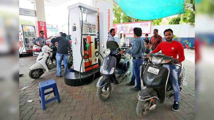 पेट्रोल और डीजल के दामों में गिरावट, जानिए आपके शहर में क्या हैं रेट