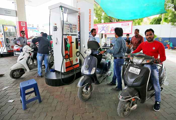 पेट्रोल और डीजल के दामों में गिरावट, जानिए आपके शहर में क्या हैं रेट