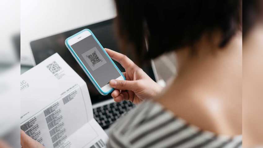 कूरियर ट्रैक करने का SMS खाली कर सकता है आपका अकाउंट, जानें कैसे फंस जाते हैं कस्टमर